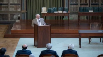 إصدار تاريخي جديد.. حاكم الشارقة يطلق النسخة البرتغالية من كتابه حول بحر عُمان